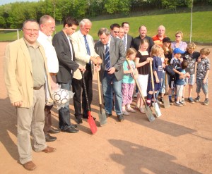 Poltik und Sport beim Spatenstich