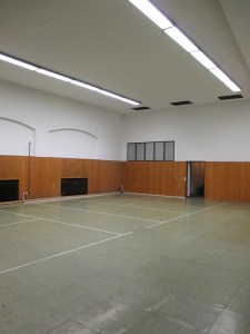 Gymnastikhalle mit neuem Anstrich und gereinigten Lampen und neuen Leuchtmitteln